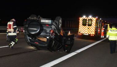 Fahrzeug auf dem Dach, Fahrer unverletzt