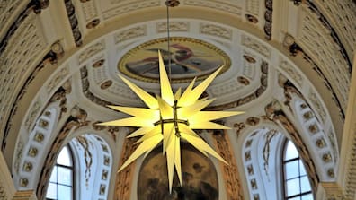Zurück zur Normalität: Unter dem Adventsstern in der Nikolaikirche können zu Weihnachten wieder Besucherinnen und Besucher den Gottesdienst feiern.