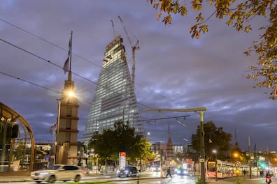 Der gläserne Pyramiden-Wolkenkratzer im 15. Arrondissement nimmt Gestalt an – ein markantes neues Wahrzeichen im Pariser Stadtbild.