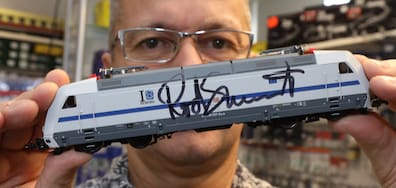 Dirk Bertram mit dem Autogramm, das Rod Stewart auf eine Lok der Baureihe 101 setzte.