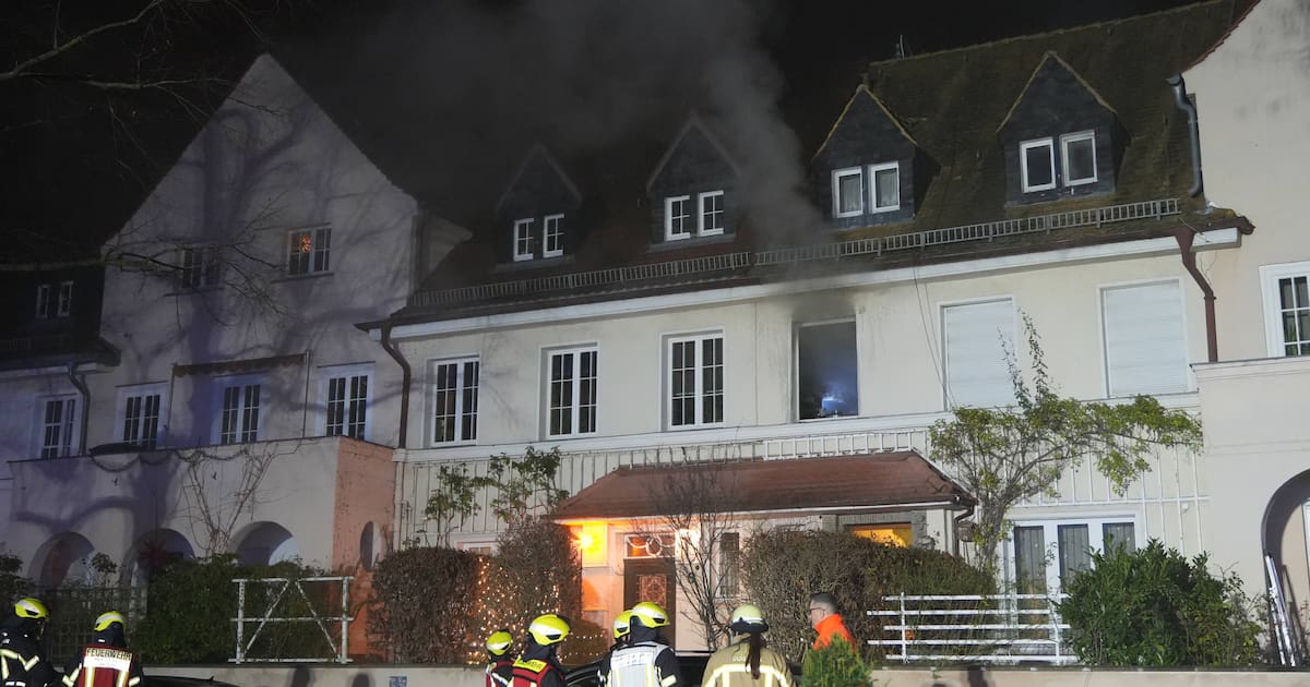 Feuerwehr rettet Senior aus brennendem Reihenhaus in Marienbrunn