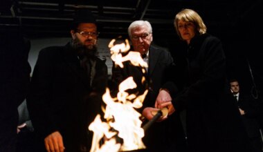 Chanukka-Leuchter entzündet - Nach Sydney-Anschlag: Gedenken bei jüdischem Fest in Berlin - Gesellschaft