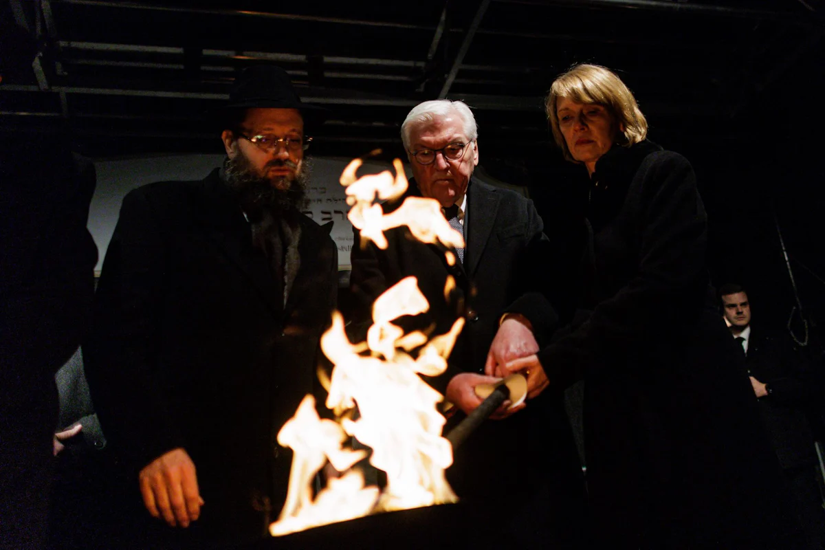 Chanukka-Leuchter entzündet - Nach Sydney-Anschlag: Gedenken bei jüdischem Fest in Berlin - Gesellschaft