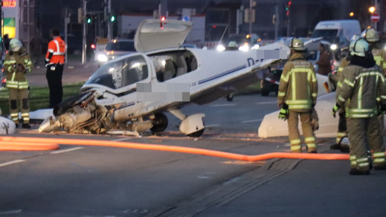 Mannheim: Flugzeug mit drei Insassen notgelandet | Regional