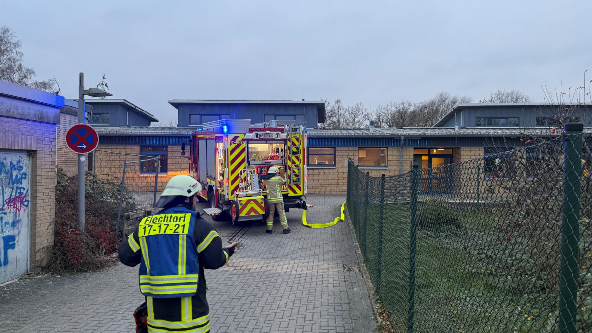 Flechtorf: Adventskranz in Flammen - Feuerwehr rückt zu Kita aus