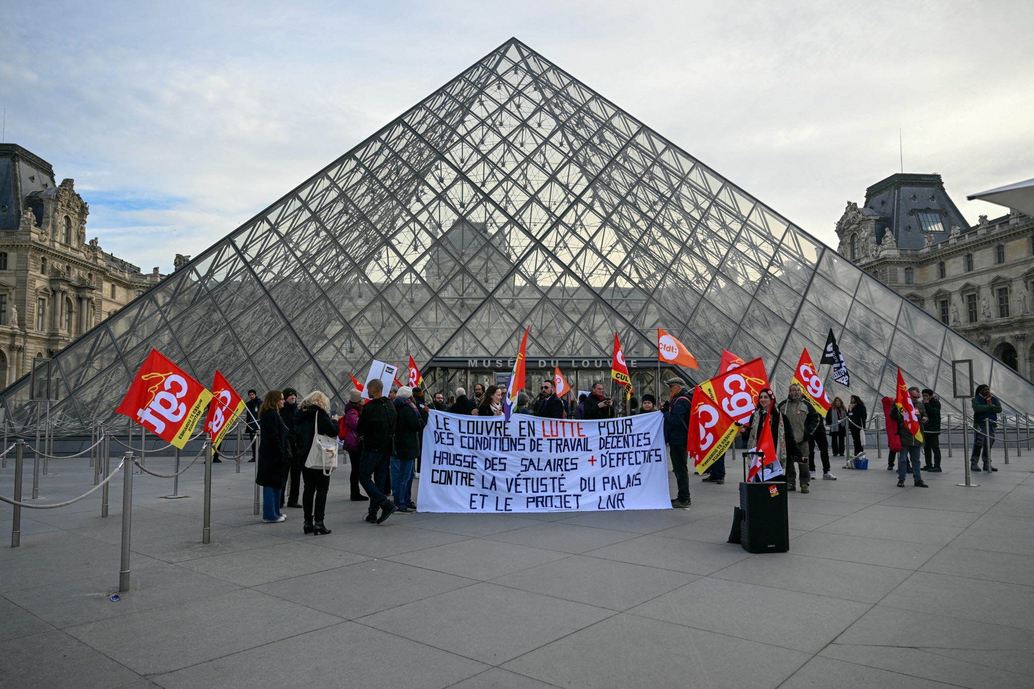 Mitglieder der französischen CGT-Gewerkschaft protestieren vor dem Louvre in Paris gegen Arbeitsbedingungen und das Besuchererlebnis.