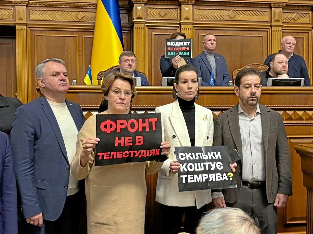 Die Opposition der Europäischen Solidarität wirft der Regierung Selenskyjs vor, sich mehr um Propaganda als um die Armee zu kümmern.