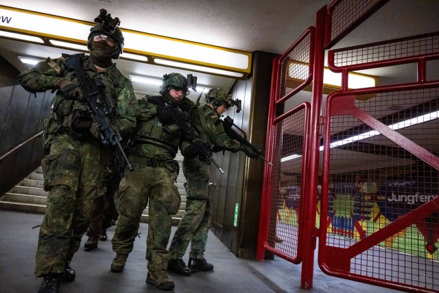 Nicht nur üben Soldat*innen in Berlin für den Krieg, in der Hauptstadt sollen sich außerdem noch mehr Unternehmen der Verteidigungsindustrie ansiedeln, um die Wirtschaft zu stärken.