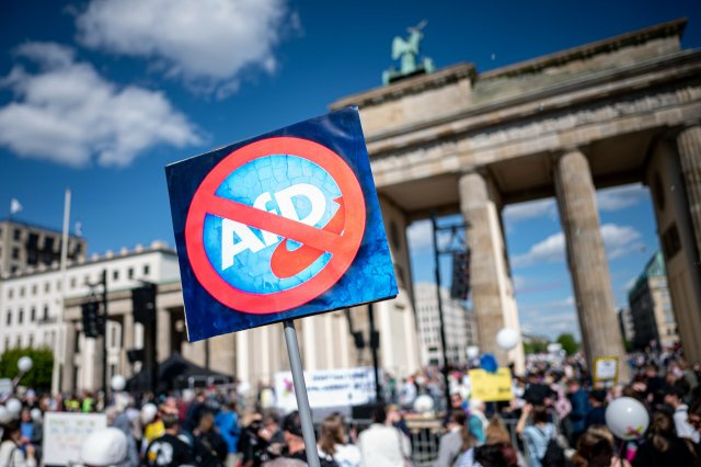Demonstration im Mai am Brandenburger Tor zum bundesweiten Aktionstag »Keine Ausreden mehr – AfD-Verbot jetzt!«