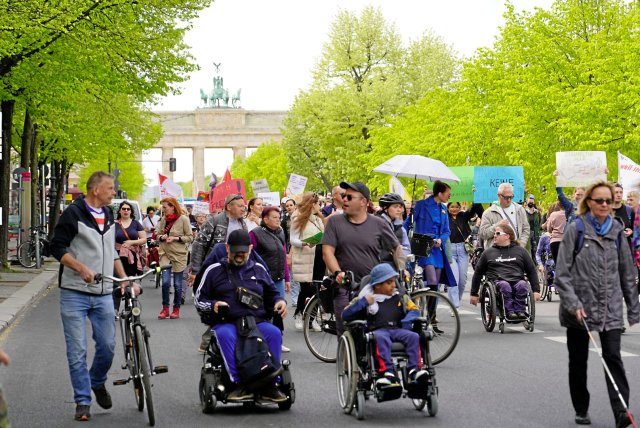 Menschen mit Behinderungen müssen in Berlin immer wieder für Selbstbestimmung demonstrieren.