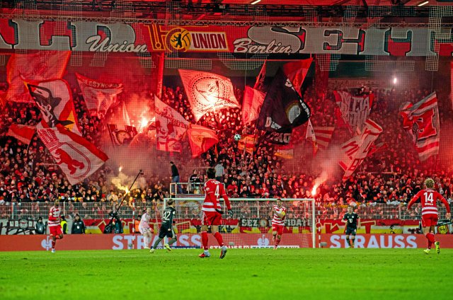 Während die Berliner Fans mit einer Pyroshow protestierten, lieferten die rot-weißen Fußballer dem FC Bayern einen großen Kampf.