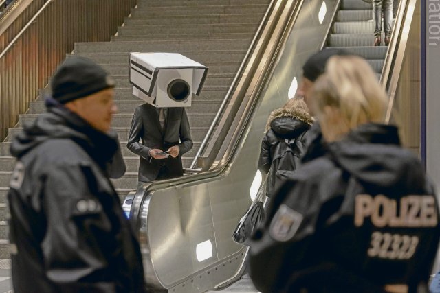 Am Bahnhof Südkreuz wurde bereits die automatisierte Gesichtserkennung durch die Polizei getestet – die Asog-Reform ermöglicht es nun Beamten, Daten im Netz biometrisch abzugleichen.