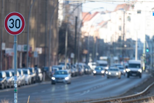 Viel Platz vor allem für Autos auf der Torstraße in Mitte.
