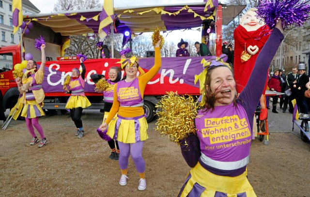 Aktivist*innen der Initiative Deutsche Wohnen und Co enteignen bei einer Aktion in Berlin