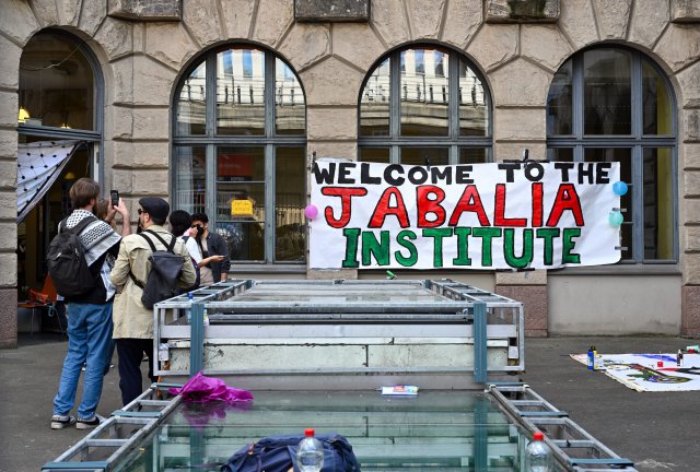 Demonstrant*innen haben im Mai 2024 aus Protest gegen den Gaza-Krieg die Humboldt-Universität in Berlin besetzt.