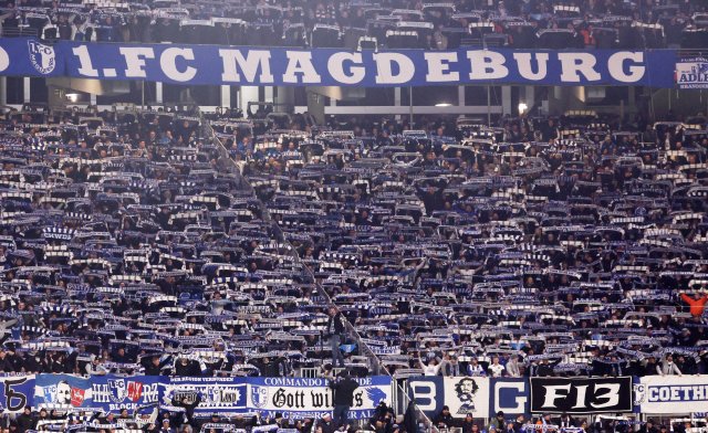 Licht im Dunkel des Leipziger Fußballkapitalismus: Magdeburgs Fans sangen und feierten.