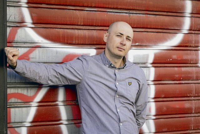 Der albanische antifaschistische Aktivist Rexhino Abazaj »Gino« nach seiner Freilassung aus dem Gefängnis von Fresnes vom 26. März 2025, wo er fünf Monate eingesessen hatte.