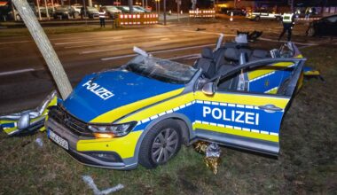 Streifenwagen kollidiert bei Einsatzfahrt – Polizist (27) eingeklemmt | Regional