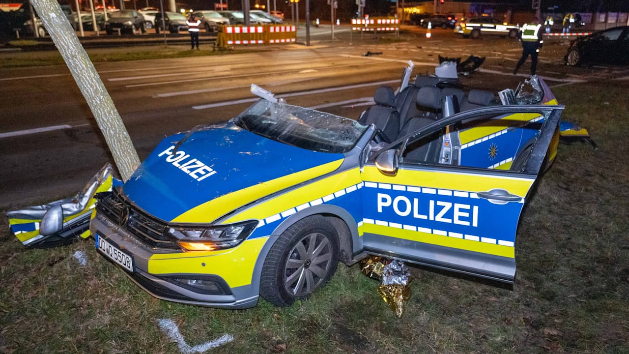 Streifenwagen kollidiert bei Einsatzfahrt – Polizist (27) eingeklemmt | Regional