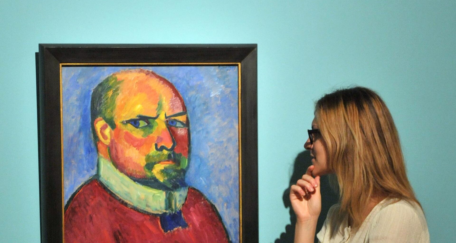 Eine Besucherin betrachtet in der Ausstellung "Ich arbeite für mich, nur für mich und meinen Gott" in der Kunstsammlung in Jena ein Bild des Malers Alexej von Jawlensky.