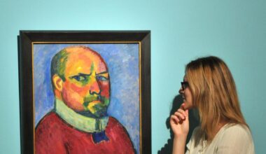 Eine Besucherin betrachtet in der Ausstellung "Ich arbeite für mich, nur für mich und meinen Gott" in der Kunstsammlung in Jena ein Bild des Malers Alexej von Jawlensky.