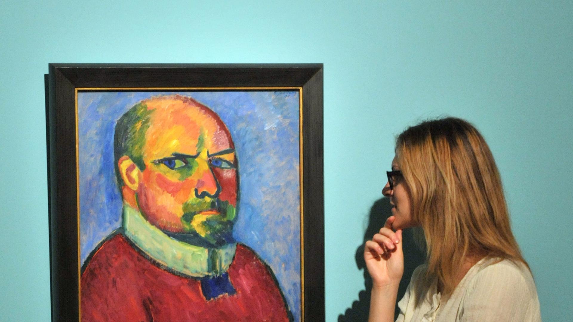 Eine Besucherin betrachtet in der Ausstellung "Ich arbeite für mich, nur für mich und meinen Gott" in der Kunstsammlung in Jena ein Bild des Malers Alexej von Jawlensky. 