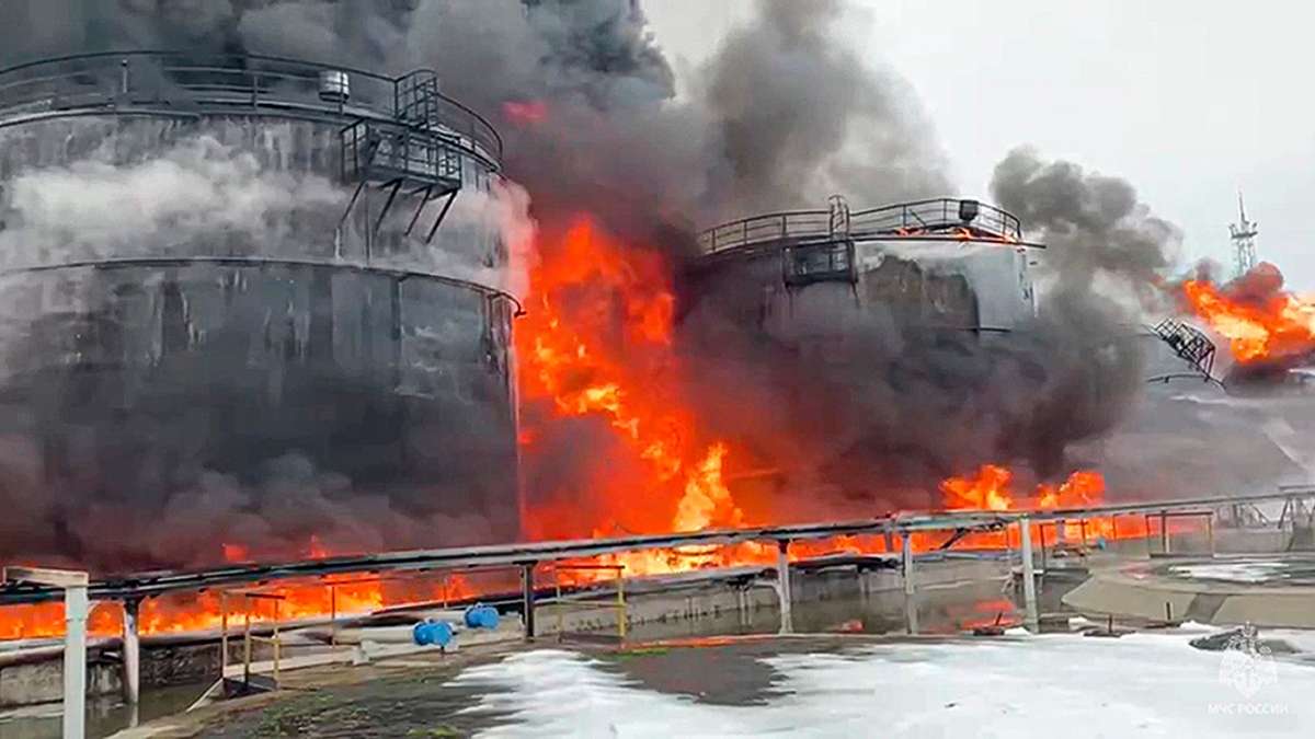 Raffinerie in Russland steht in Flammen