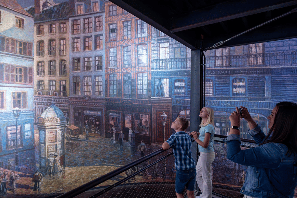 Familie auf dem Besucherturm im Panorama „Die Kathedrale von Monet“