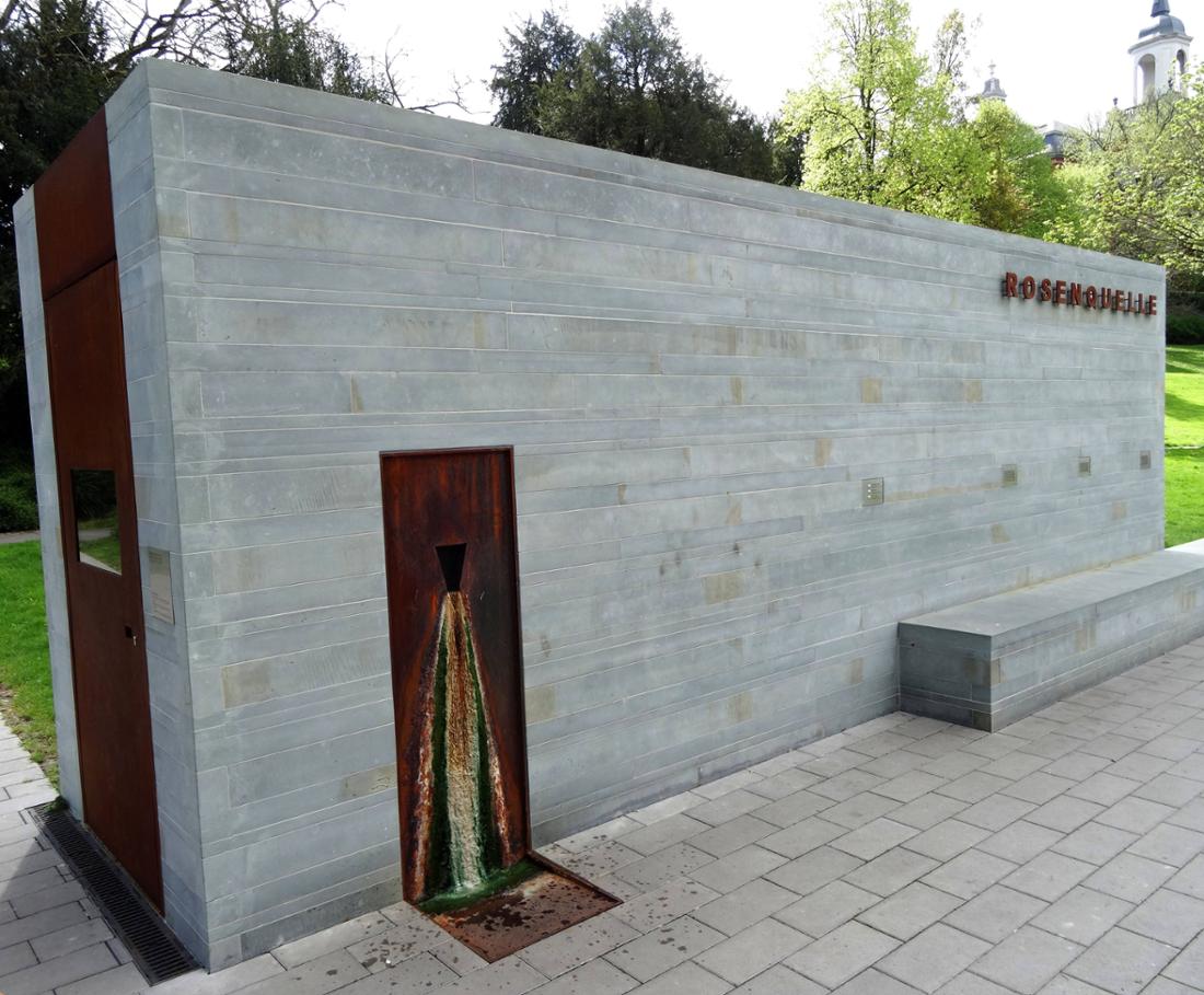 Die Rosenquelle tritt in der Aachener Innenstadt an die Erdoberfläche.