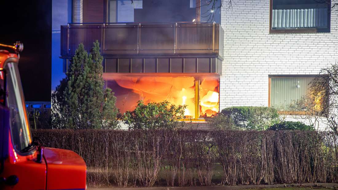 Bei seinen Ratschlägen für den Brandfall unterscheidet der Landesfeuerwehrverband Bayern zwischen einem Verdacht auf Brandfall außerhalb der eigenen Wohnung und innerhalb der eigenen Wohnung. Bei letzterem empfehlen die Experten, sich so schnell wie möglich in Bodennähe – also kriechend oder robbend – zur Wohnungstüre zu begeben, um ins Freie zu gelangen. Die Türe sollte anschließend unbedingt geschlossen werden, damit Feuer und Rauch am Entstehungsort bleiben. Personen, die mobil eingeschränkt sind oder deren Fluchtweg bereits abgeschnitten wurde, sollen einen rauchfreien Bereich aufsuchen und sich den Rettungskräften am Fenster bemerkbar machen.