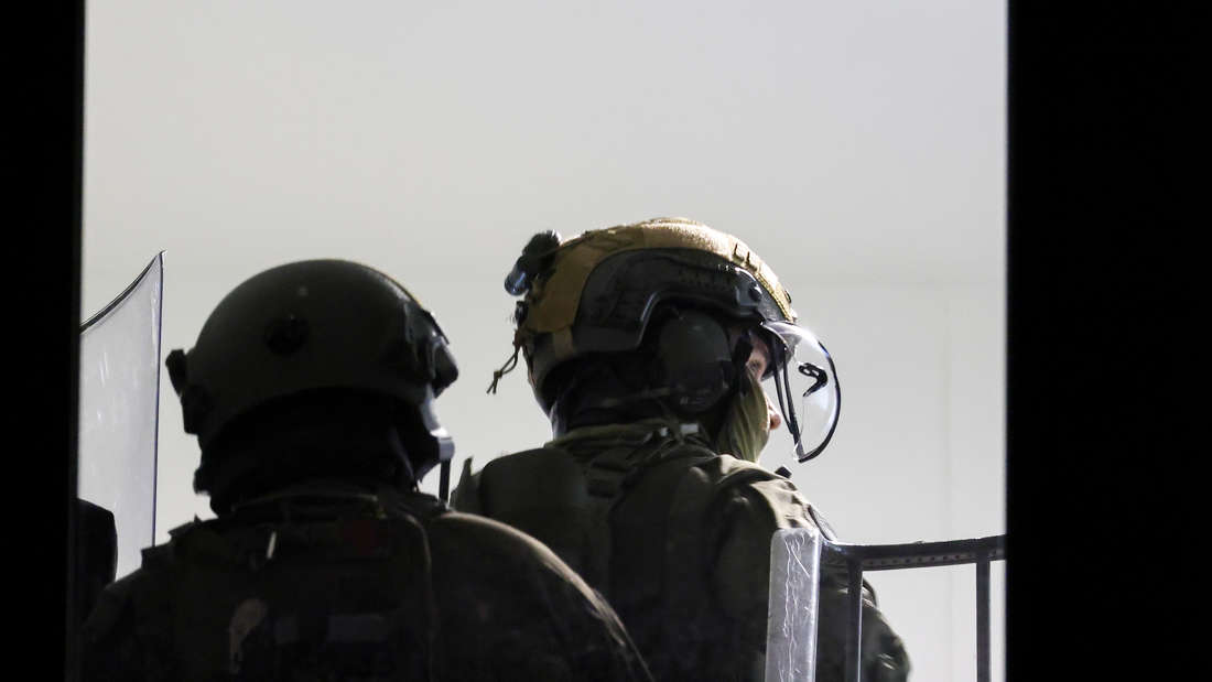 SEK-Beamten im Einsatz. Was wollten die drei unbekannten Männer von dem Ukrainer? (Symbolfoto)