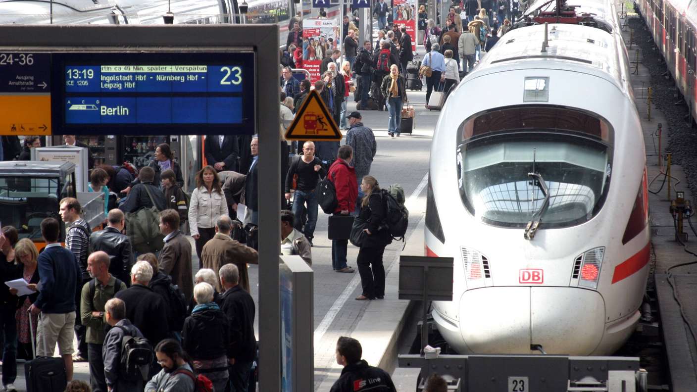 Volle Bahnsteige erwartet: Urlauber aus NRW sollten sich auf ihre Reise gut vorbereiten. 