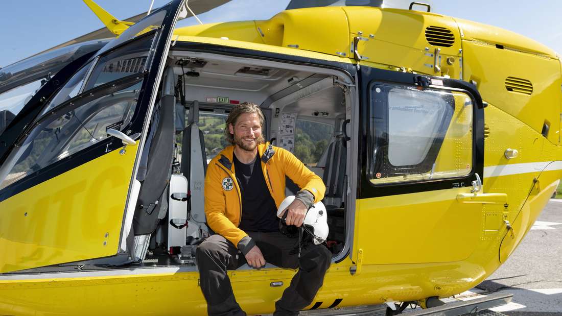 Schauspieler Sebastian Stroebel bei den Dreharbeiten zur 10 Staffel der ZDF-Serie „Die Bergretter“.