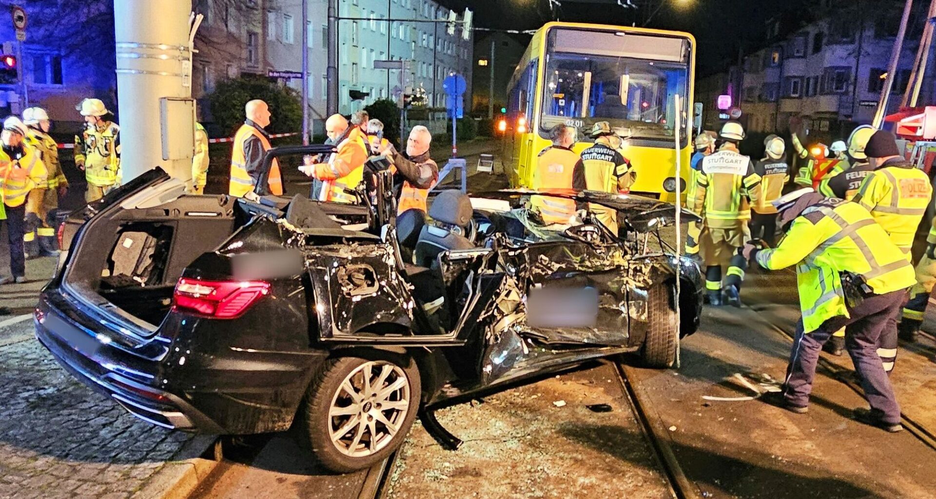 Stadtbahn entgleist nach Unfall – Autofahrer schwer verletzt - Nachrichten aus Stuttgart