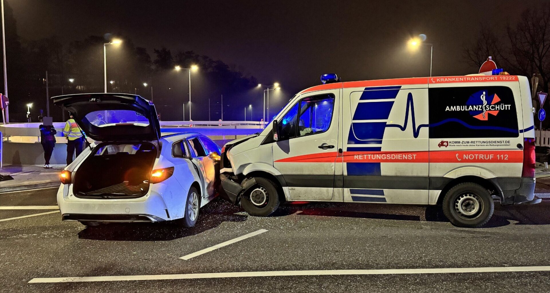 Stuttgart: Auto prallt gegen Krankentransporter - Nachrichten aus Stuttgart