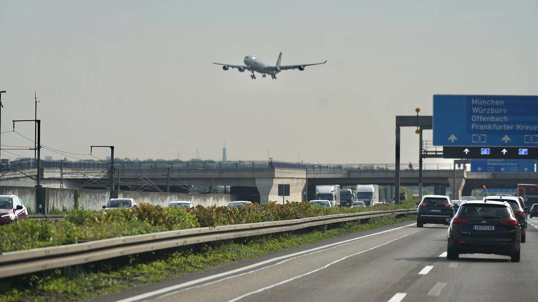 Auf der A3 sieht es nahe dem Flughafen Frankfurt manchmal so aus, als würden Flugzeuge auf der Fahrbahn landen.