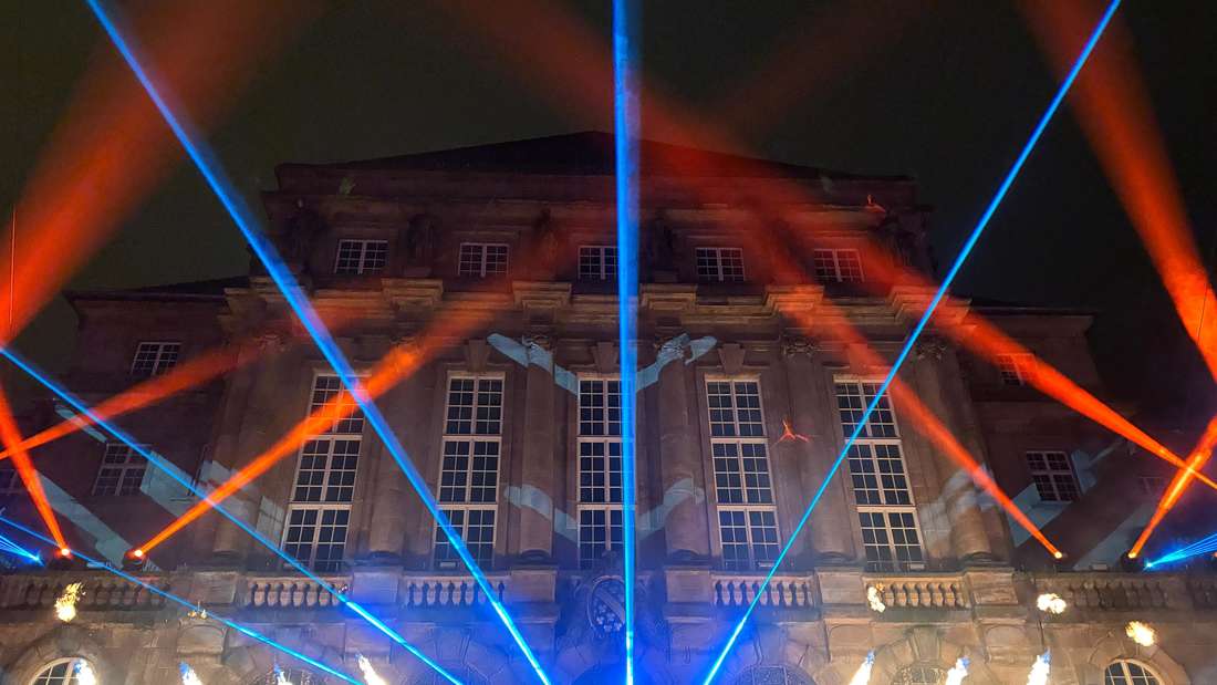 Eindrücke der Lasershow vor dem Rathaus in Kassel zu Silvester.