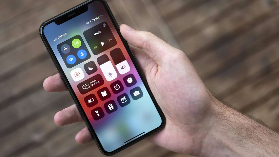 Wer unterwegs sein WLAN eingeschaltet lässt, kann mit Risiken und Gefahren konfrontiert werden. 