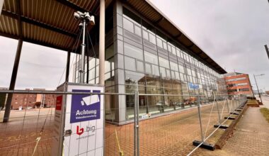 Die markante Glasfront kennzeichnet das Autohaus in der Merseburger Straße.