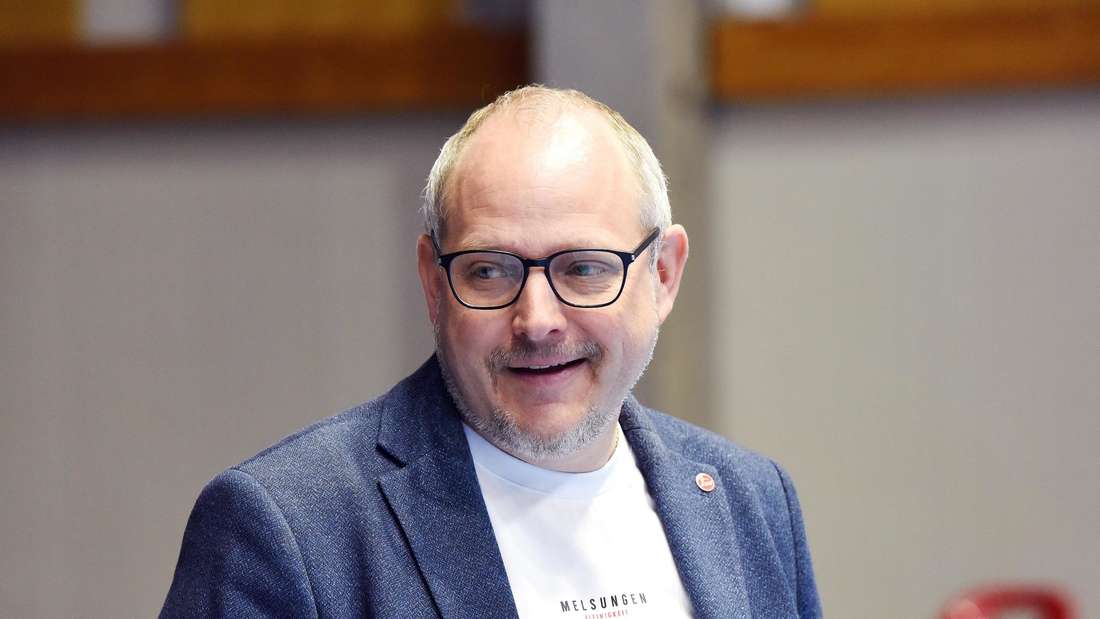 MT Melsungen in der Rothenbachhalle am 07.04.2025: Am Montagvormittag kurz nach dem Training stellen sich die Spieler den Medien (Medientermin / Interview..).Im Bild: Auch vor Ort: Andreas Mohr (Sprecher des Vorstands).Vorstand. Sport, Handball, Bundesliga, Pressetermin, Messe Kassel, Rothenbach, Halle.Bildmotiv von Pia Malmus. Foto