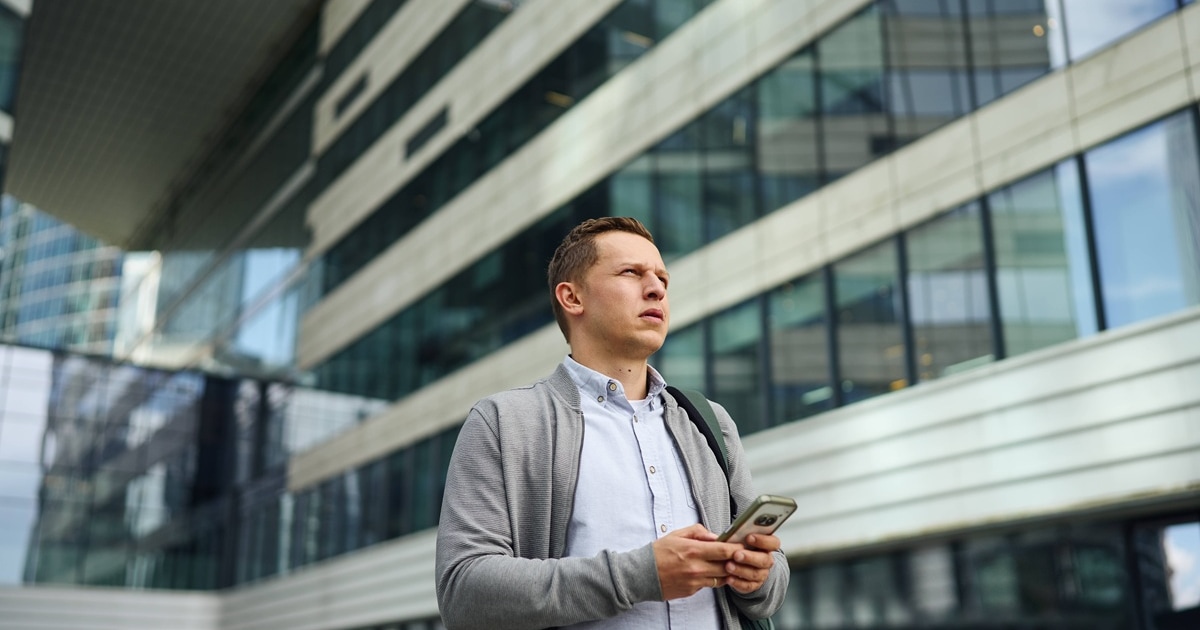 Behörde warnt vor Gefahren: Diese Handy-Funktion sollten Sie unterwegs immer abschalten