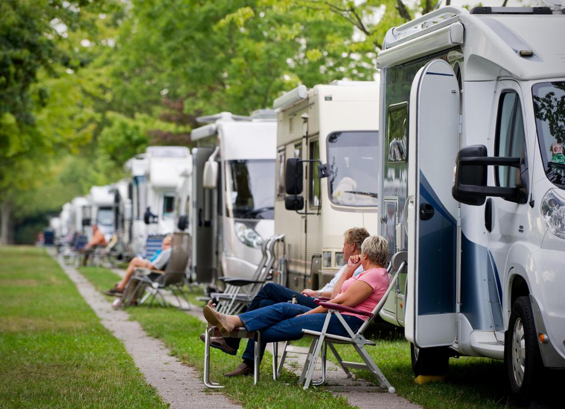 Camping-Urlauber vor ihren Campern. (Archivbild)