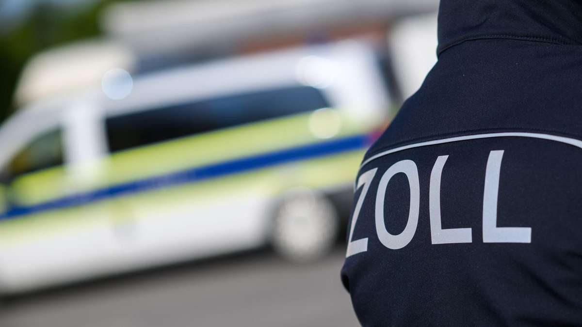 Einsatzkräfte stellen Bargeld und Autos sicher