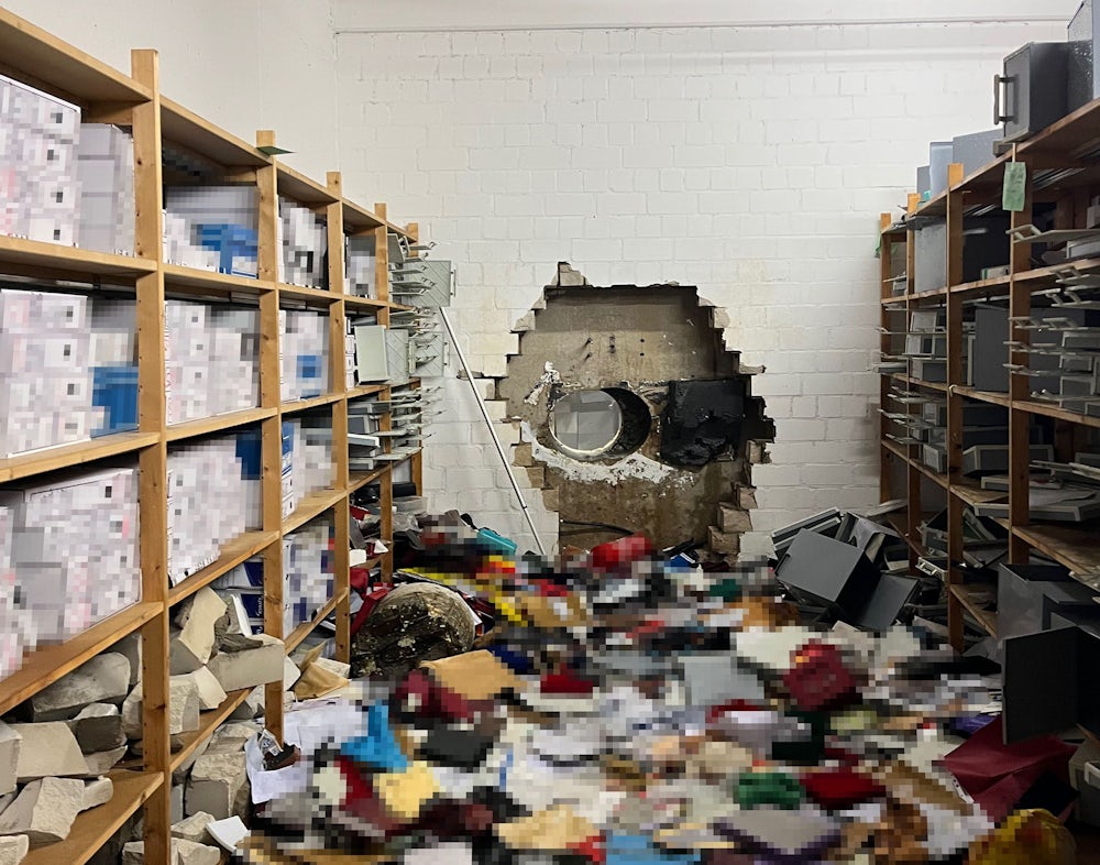 Einbrecher haben sich mit Hilfe eines großen Bohrers Zugang zum Tresorraum einer Sparkassen-Filiale in Gelsenkirchen verschafft.