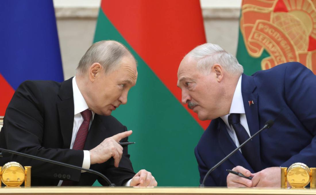 Der russische Präsident Wladimir Putin, links, spricht mit dem weißrussischen Präsidenten Alexander Lukaschenko, rechts.