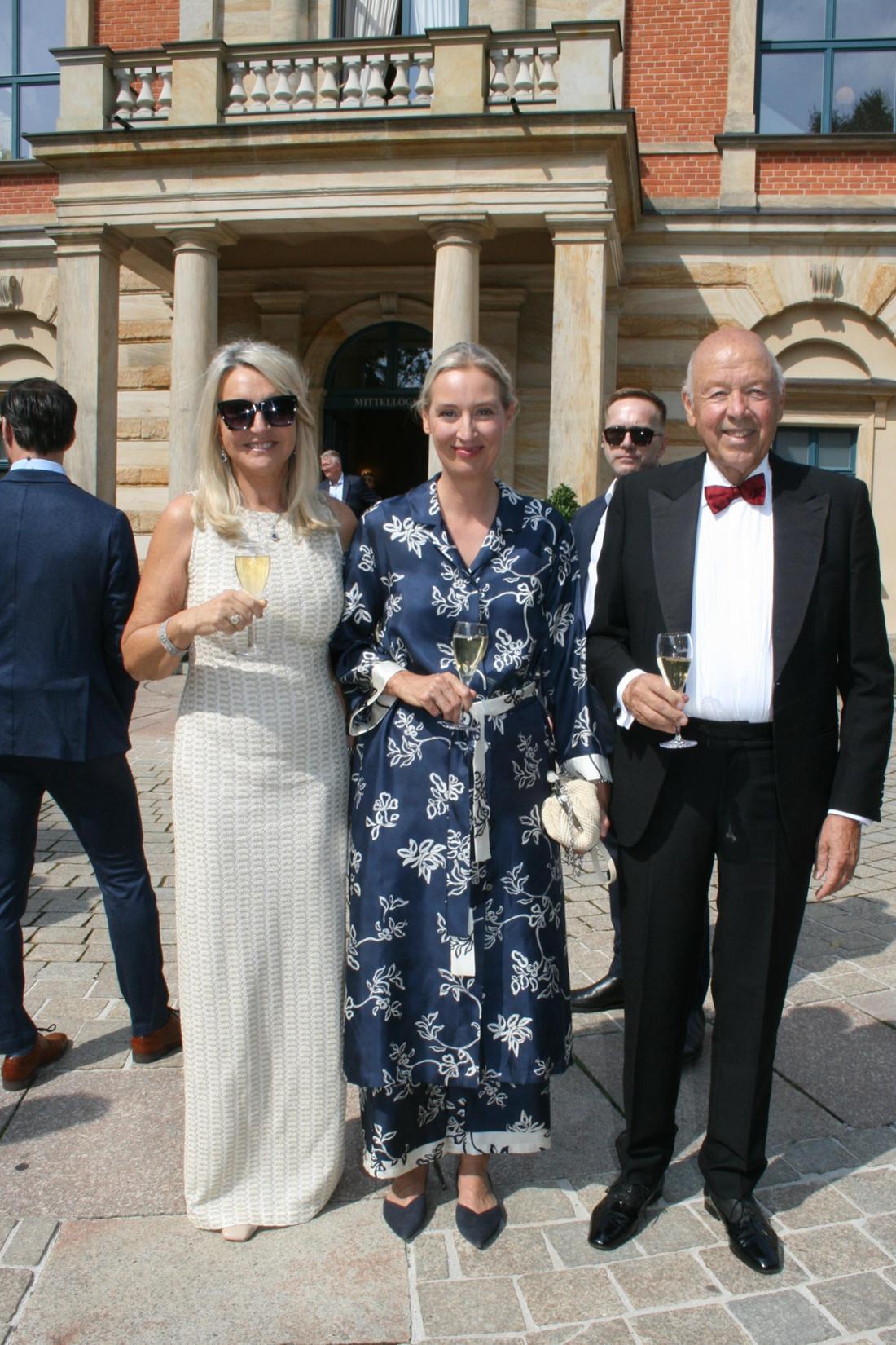 AfD-Chefin Alice Weidel (M.) mit Unternehmer Theo Müller und seiner Frau Beate Ebert bei den Bayreuther Festspielen 2025.