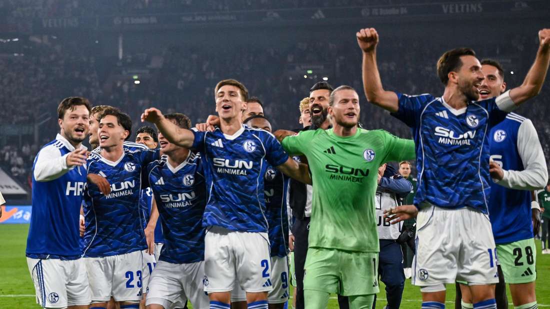 Schalke-Profis jubeln.
