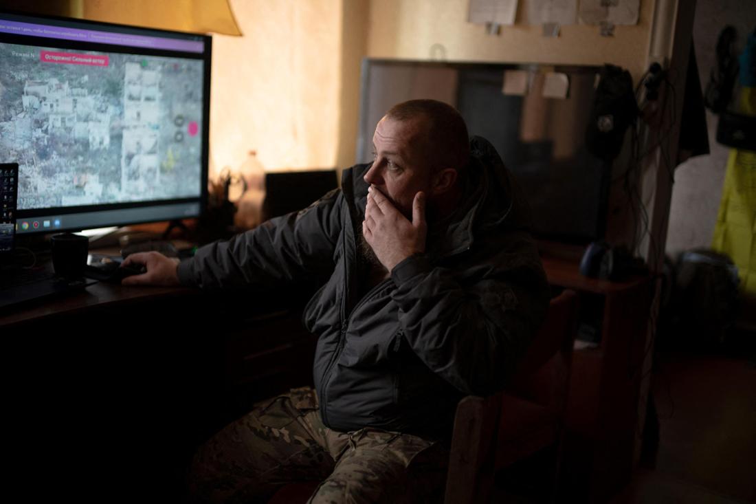 Ein Kommandant der ukrainischen Einheit „Kurt und Companie“ betrachtet den Bildschirm der Drohnen seiner Piloten.
