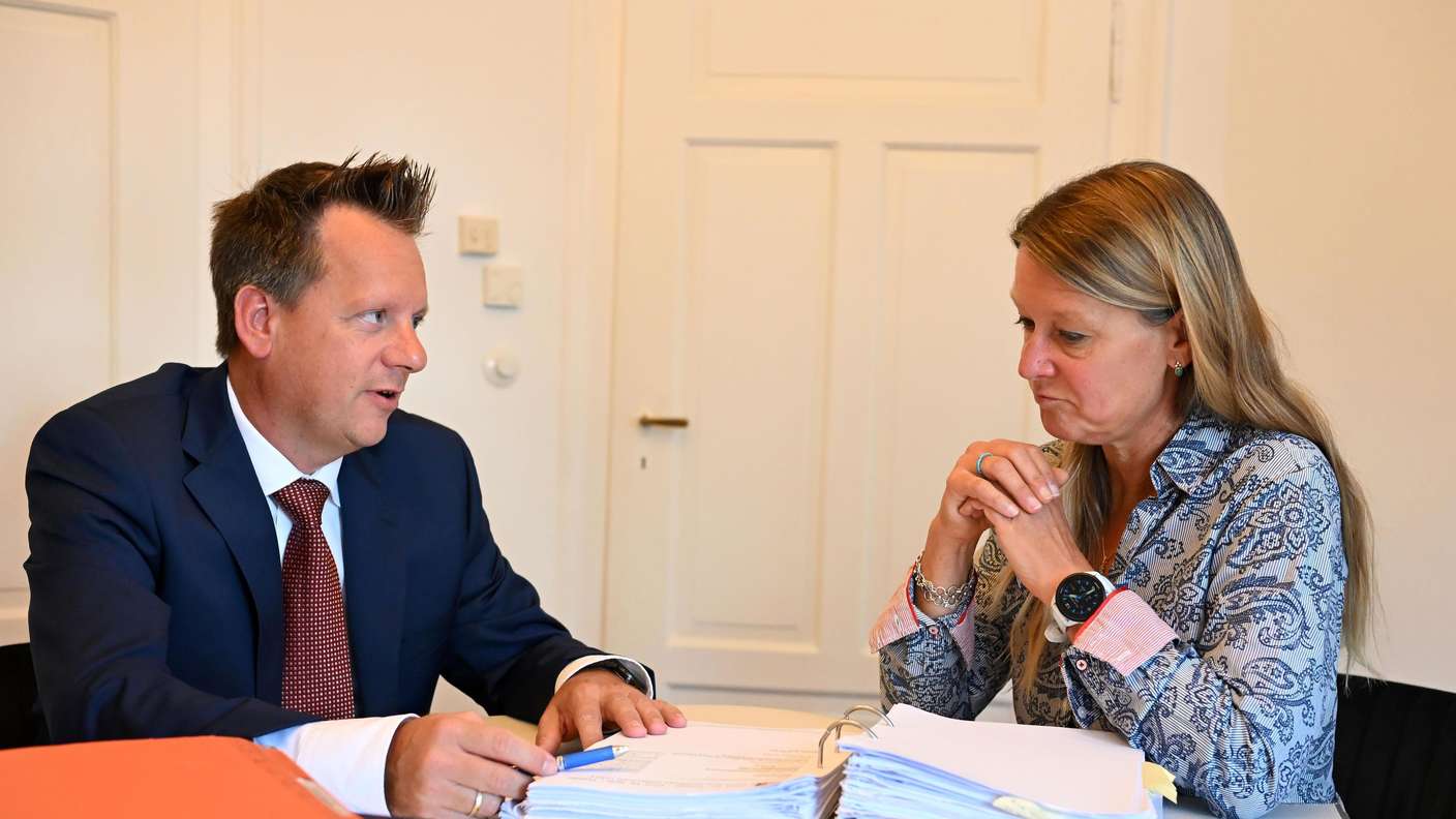 Fachanwalt Prof.Dr. Wolfgang Böh (48) mit seiner Mitarbeiterin Claudia Meyer (Foto gestellt für die TZ) Kanzlei Gräfelfing, Bahnhofstrasse 89, Fon 089/442 32990 - Anwalt Mandanten Situation: Erklärung worauf es ankommt beim Testament - zum Tag des Testaments, Foto am 11.09.2025Foto Sigi Jantz -b.a.-  