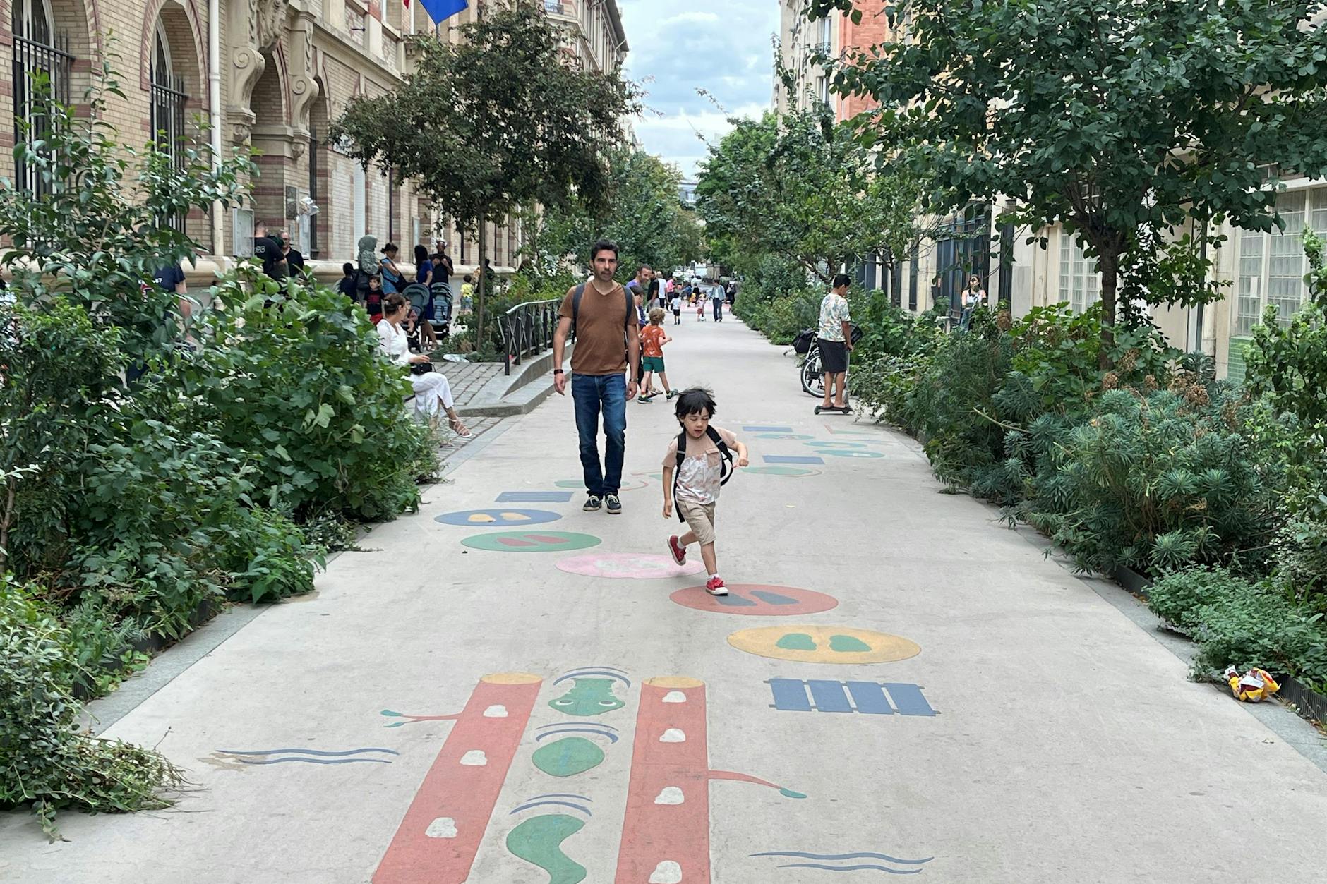 Das Ideal: Paris hat den Autoverkehr in der Innenstadt stark reduziert. Eine Schulstraße mit viel Grün.